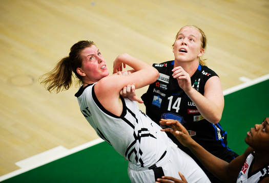 Nina Risto, 08 Stockholm, kämpar mot Traci Edwards,
