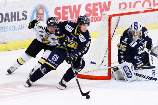 Oscar Fantenberg, HV71 med pucken, och Richard Gynge, AIK i