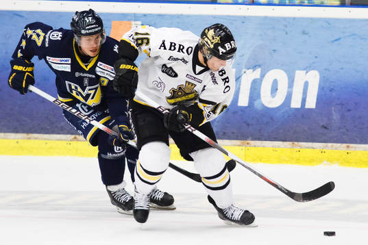 Tobias Viklund, AIK med pucken framför Andreas Falk, HV71