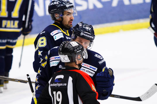 Per Ledin, HV71 uttrycker sina åsikter för domare Wolmer