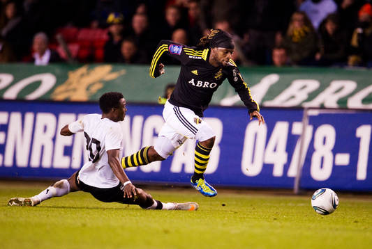 Martin Mutumba, AIK, tar sig förbi Dominic Chatto, Häcken