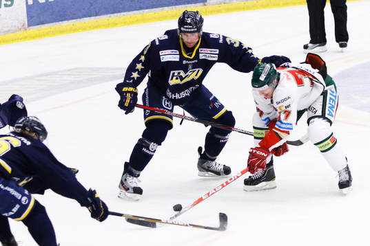 Jari Tolsa, Frölunda, tar pucken ifrån Noah Welch, HV71