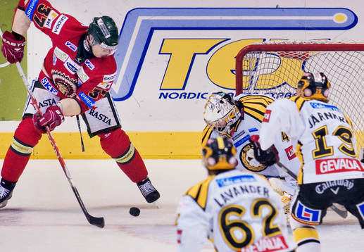 Mika Pyörälä, Frölunda, Johan Holmqvist, målvakt,