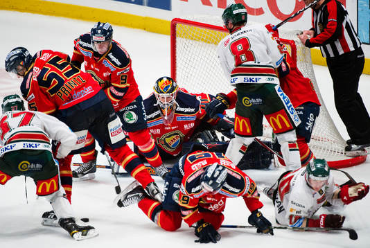 Rörigt framför Gustaf Wesslau, målvakt, Djurgården