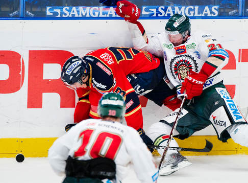 Erik Gustafsson, Djurgården, stoppas av Mikael Johansson,