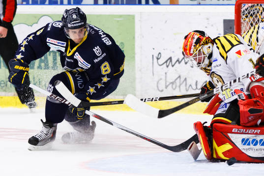 Daniel Grillfors, HV71 skapar en chans framför Niklas