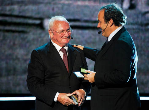 Michel Platini, ordförande UEFA, delade ut Hederspriset