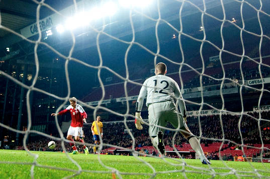 Niklas Bendtner, Danmark, gör 1-0, Johan Wiland, målvakt,