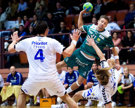Martin Dolk, Hammarby, stoppas av Richard Hanisch,