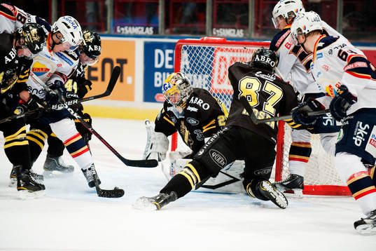 Rörigt framför Markus Svensson, målvakt, AIK