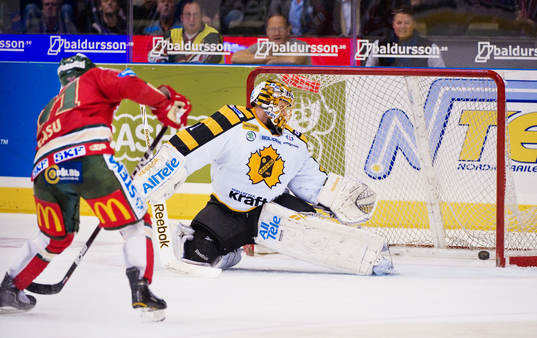 Nicklas Lasu, Frölunda, gör 3-1. Andreas Hadelöv,
