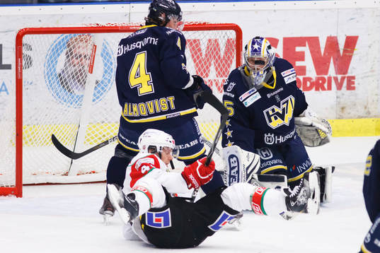 Nicklas Danielsson, Modo, ligger på isen framför Andreas