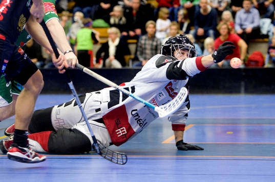 Fredrik Hörnkvist, målvakt, Dalen, räddar ett skott