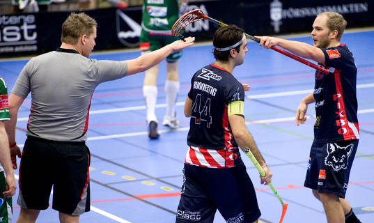 Martin Östholm, Pixbo, diskuterar med domare