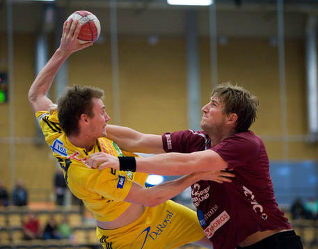 Tobias Johansson, Sävehof, knuffas av Jakob Wickman