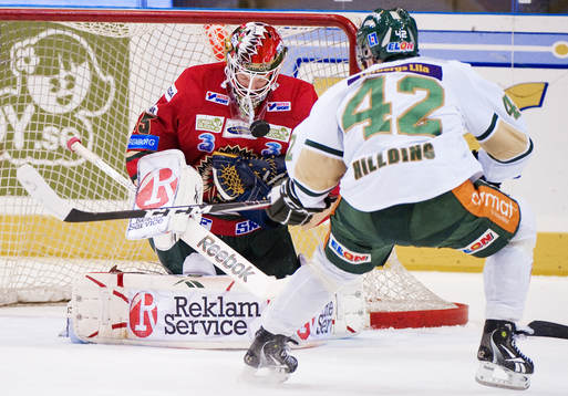 Magnus Hellberg, målvakt, Frölunda, räddar skott from