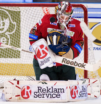 Magnus Hellberg, målvakt, Frölunda fumlar med pucken