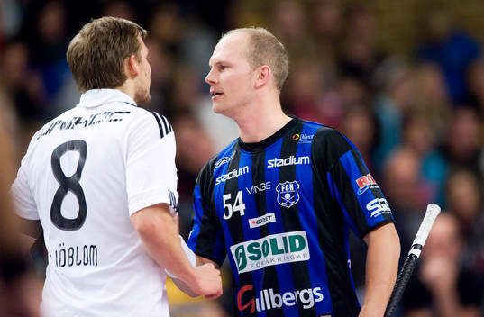 Bråk mellan Ron Sjöblom, AIK och Mattias Helgesson,