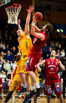 Krum Doychinov, Solna, försvarar mot Hlynur Baeringsson,