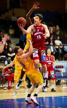Logi Gunnarsson, Solna, får en anfallande Pavel