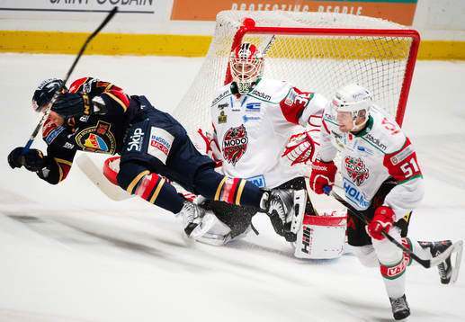 Jimmie Ölvestad, Djurgården, faller framför Mikael