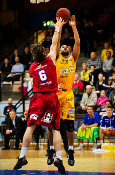 Hlynur Baeringsson, Sundsvall, försöker att stoppa Lesli