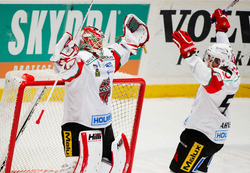 Mikael Tellqvist, målvakt, och Jonas Ahnelöv, Modo, jubel