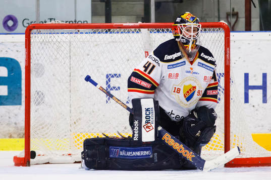 Gustaf Wesslau, målvakt, Djurgården, med pucken bakom sig