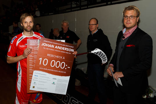 Sportchefen i JIK, Greger Andersson lämnade över en check