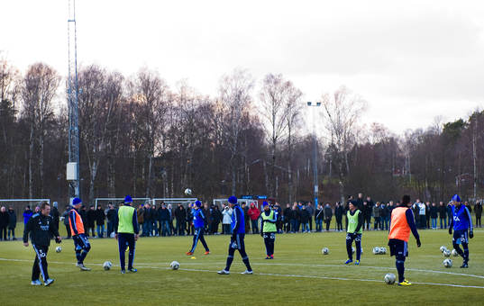 Mikael Stahre, tränare, instruerar truppen
