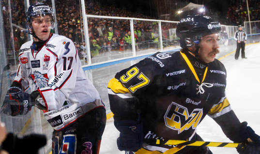 Carl Söderberg, Linköpings HC  vid sargen, med Per Ledin,