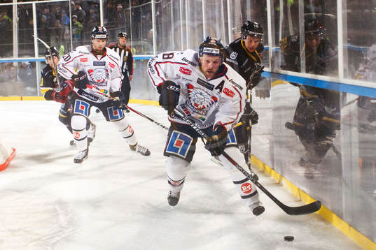Albin Lorentzon, Linköpings HC med pucken framför Tommy