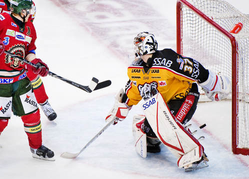 Pucken glider på mållinjen bakom Johan Gustafsson,