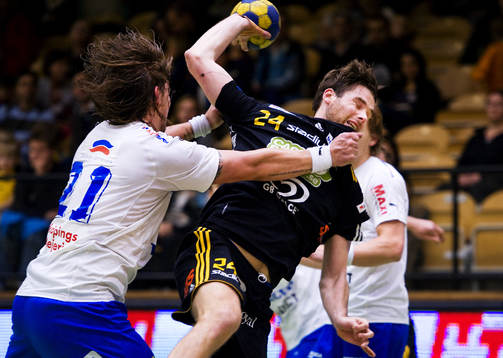 Andreas Nilsson, Skövde, tacklar Fredrik Larsson, Sävehof