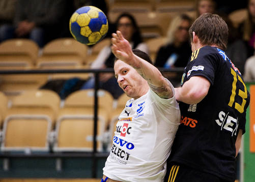 Rasmus Wremer, Skövde, hålls undan av Tobias Johansson,