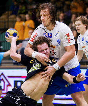 Tobias Albrechtson, Sävehof, stoppas av Andreas Nilsson,