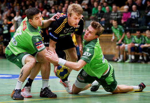 Robert Johansson, Sävehof, stoppas av Pontus Johansson,