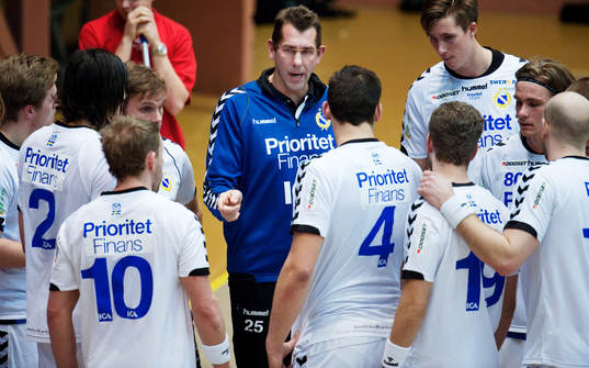 Magnus Wislander, tränare, Redbergslid, snackar med laget