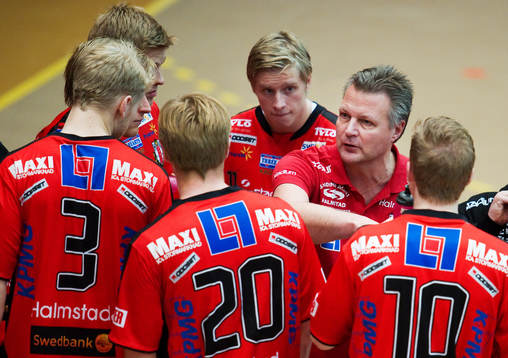 Ulf Sivertsson, tränare, Drott, snackar med laget