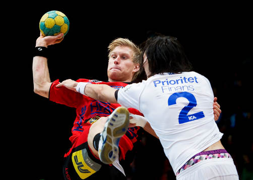 Johnny Olsson, Drott, trycks undan av Rickard Lönn,