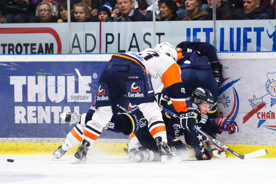 Morten Ask, HV71 trycks ner på isen av Växjöspelare