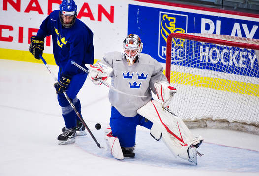 Jonas Brodin stör Johan Gustafsson, målvakt, Sverige