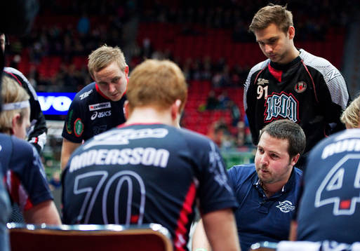 David Jansson, tränare, Pixbo, snackar med spelarna