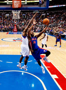 Greg Monroe, Pistons, attackerar
