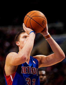 Jonas Jerebko, Pistons, lägger en straff
