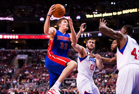 Jonas Jerebko, Pistons, attackerar mot korgen