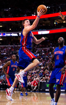 Jonas Jerebko, Pistons, attackerar mot korgen