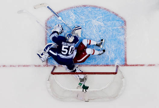 Jonas Gustavsson, målvakt, Toronto, trycker ned Jiri