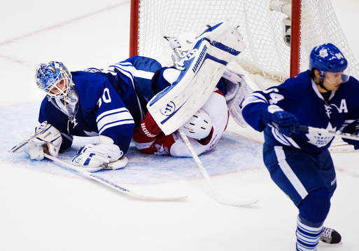 Jonas Gustavsson, målvakt, Toronto, håller ned Jiri