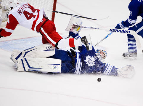 Jonas Gustavsson, målvakt, Toronto, stoppar Todd Bertuzzi,